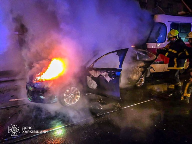 Столкнулись трамвай и иномарка – пожар вспыхнул на проспекте в Харькове (фото)