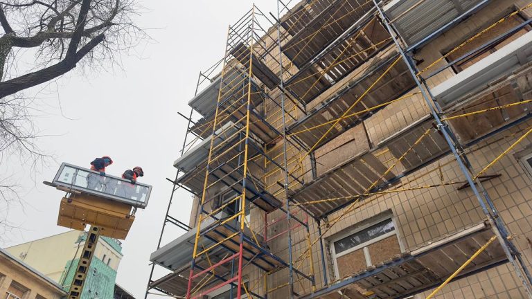 Разрушенные РФ дома восстановят в Харькове за счет госсубвенции: список