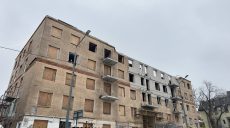 В разбомбленном доме по ул. Свободы в Харькове меняют окна и ремонтируют стены