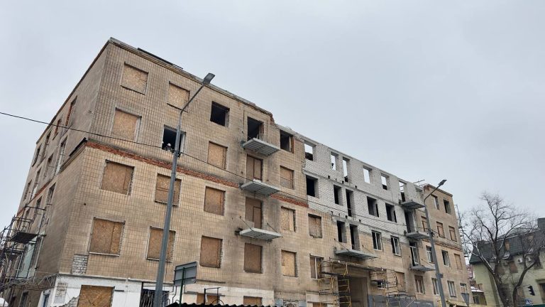 У розбомбленому будинку на вул. Свободи у Харкові вже міняють вікна