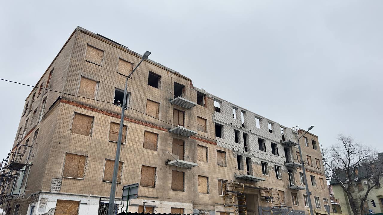 В разбомбленном доме по ул. Свободы в Харькове меняют окна и ремонтируют стены