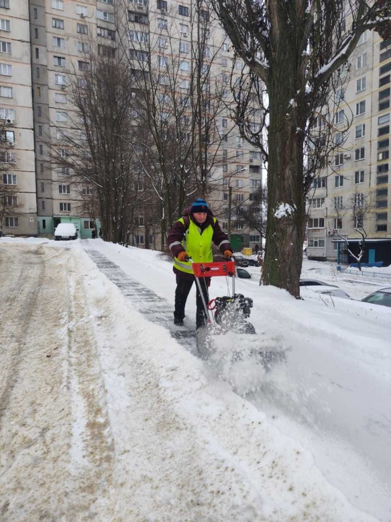 Прибирають сніг у Немишлянському районі