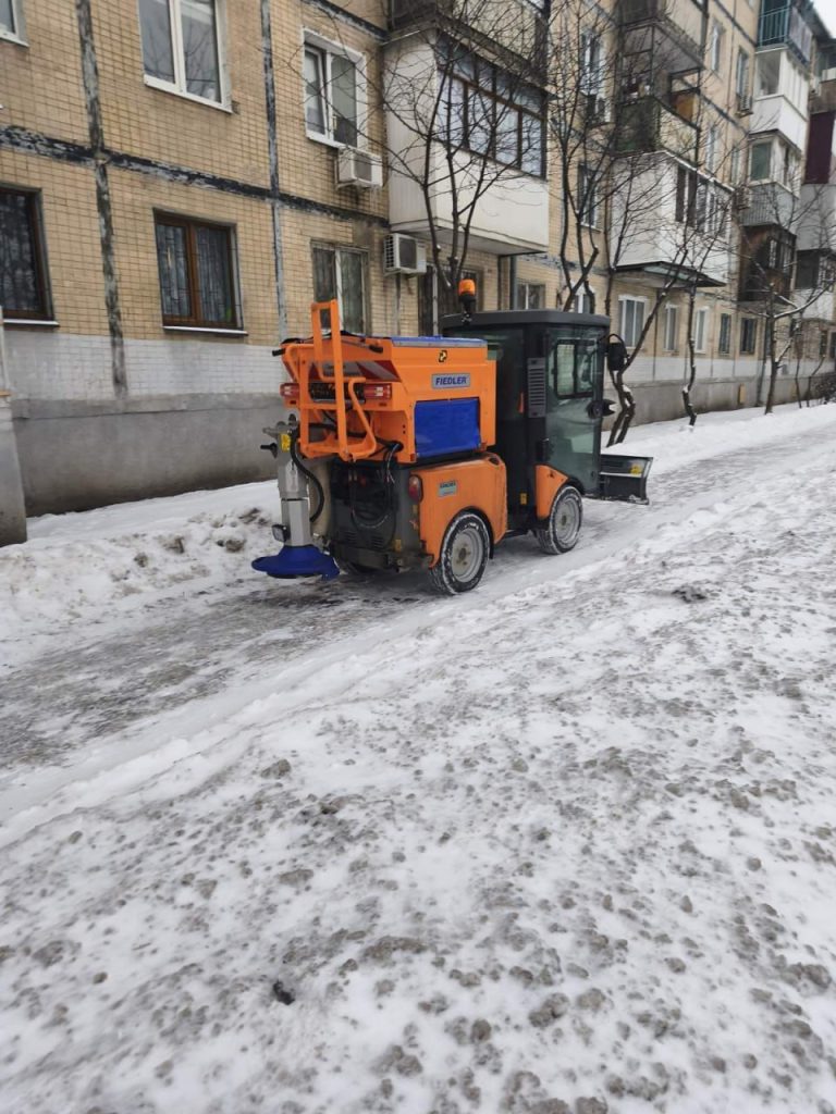 Прибирають сніг у Немишлянському районі
