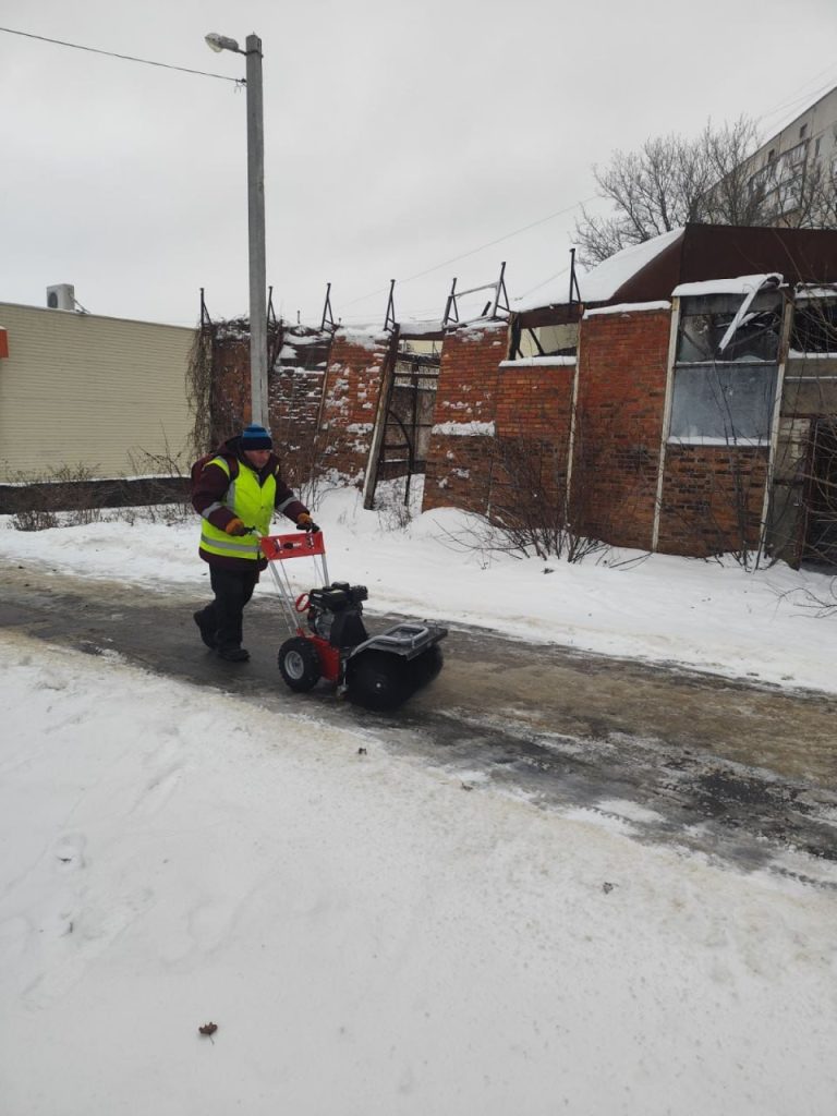 Прибирають сніг у Немишлянському районі