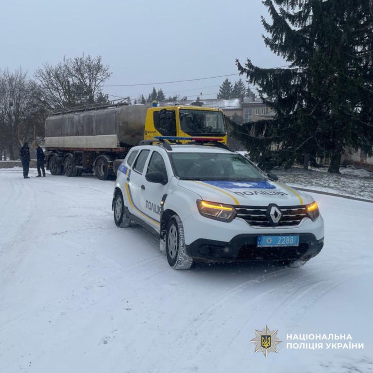 Копы пришли на помощь водителю в Краснокутской громаде – что они сделали
