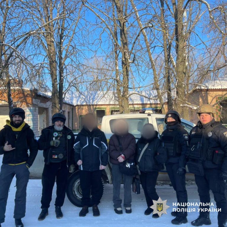 Сім’ю з двома дітьми вдалося вивезти з небезпечного села на Харківщині