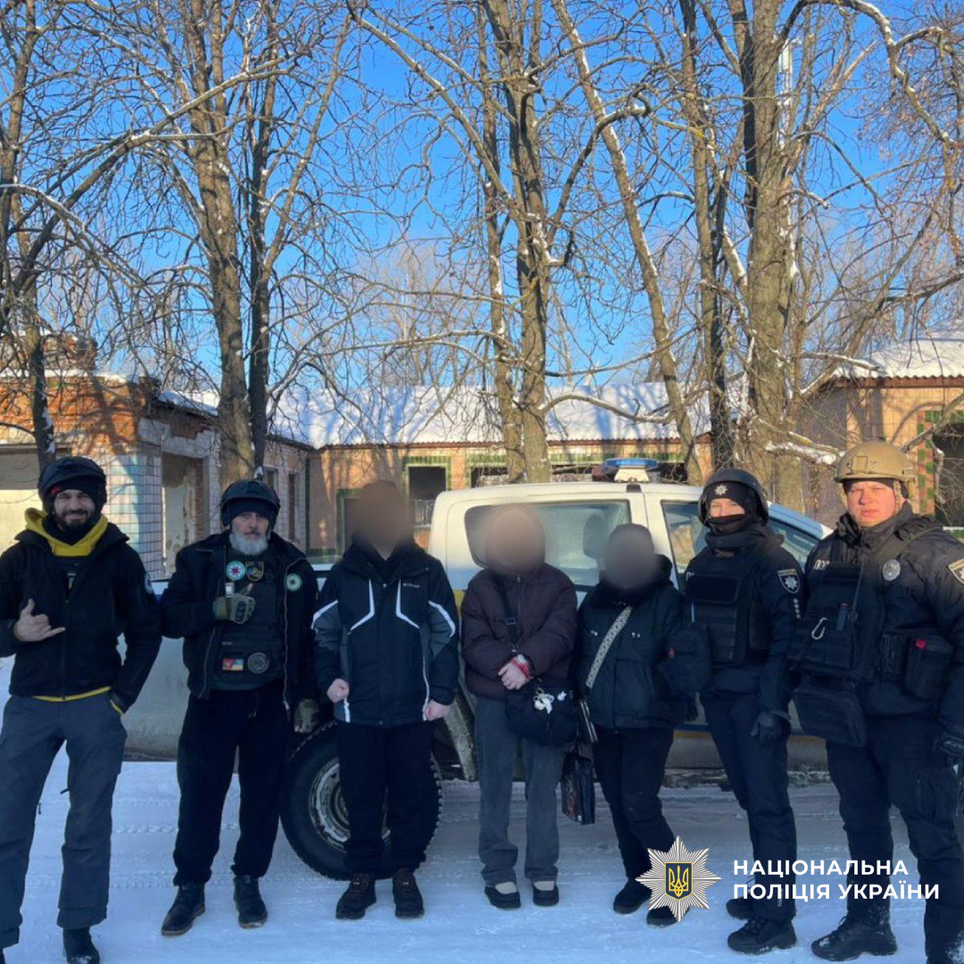 Сім’ю з двома дітьми вдалося вивезти з небезпечного села на Харківщині