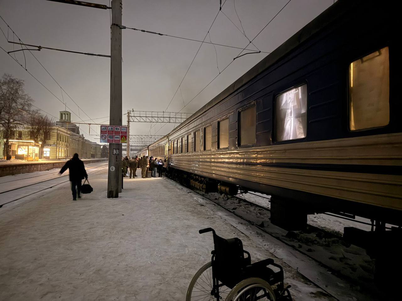 Над вокзалами Украины приспустили флаги: состояние пострадавших (дополнено)