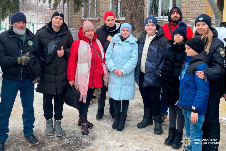 П’ятьох дітей вивезли копи та волонтери з Вовчанського напрямку