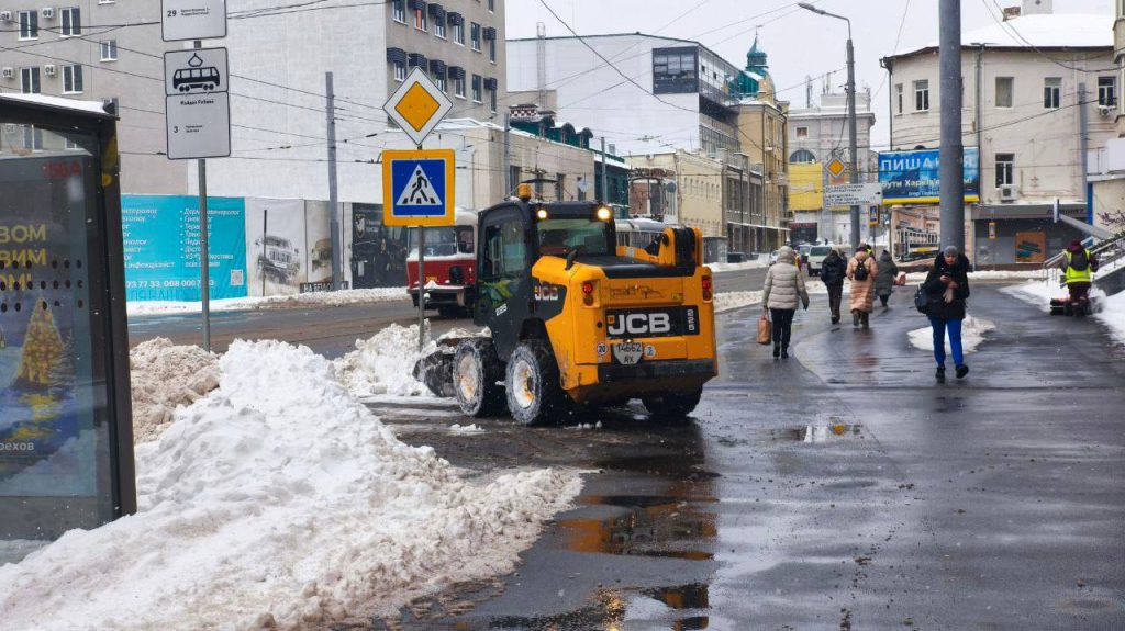 снег убирают в Харькове