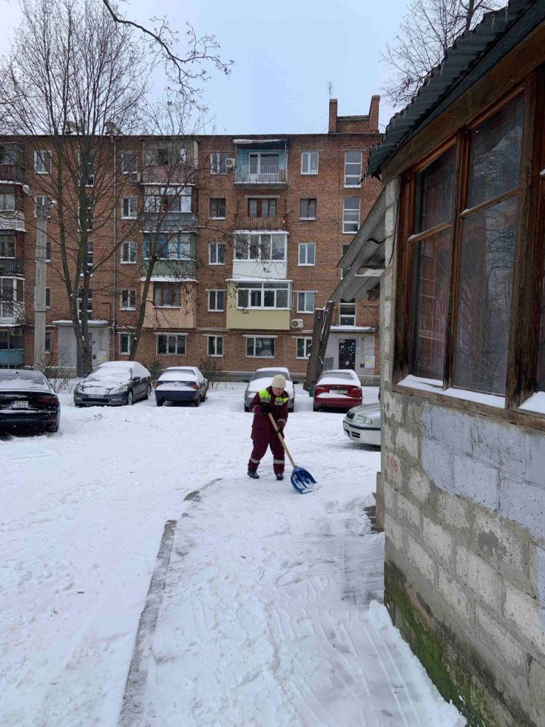 снег убирают в Харькове