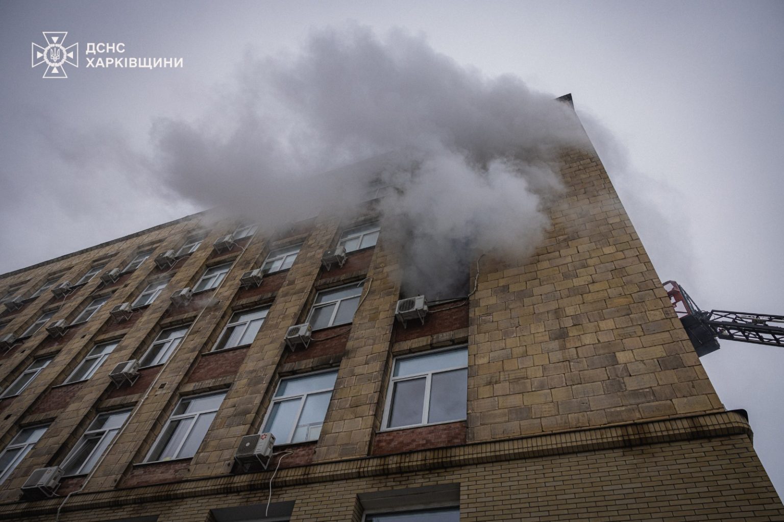 Пожежа у центрі Харкова: з офісного центру врятували вісім людей (фото, відео)