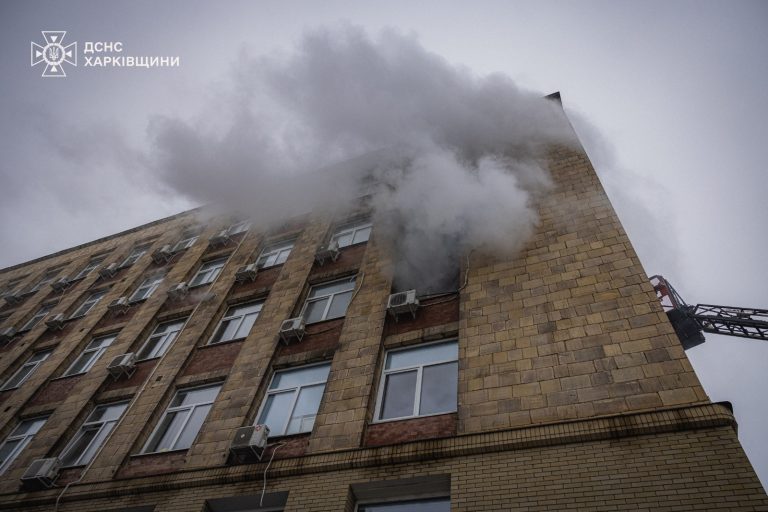 Пожежа у центрі Харкова: з офісного центру врятували вісім людей (фото, відео)