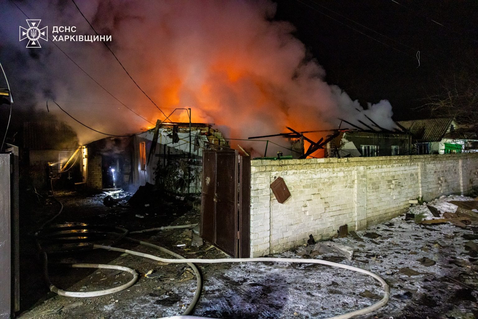 Под Харьковом БпЛА упал в частном секторе: горел дом, четверо пострадали
