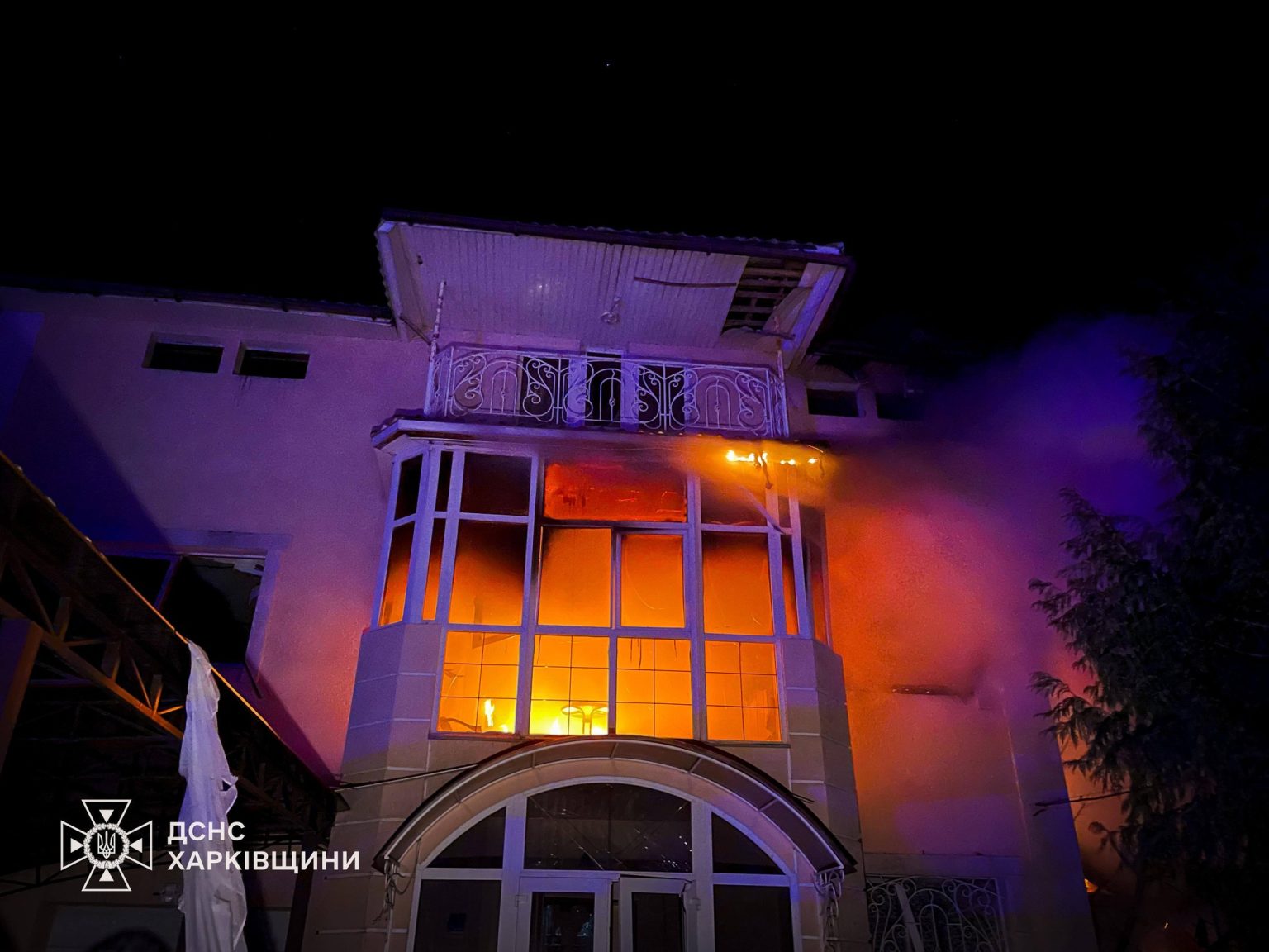 Була пожежа, троє постраждалих: фото з місця удару в Холодногірському районі