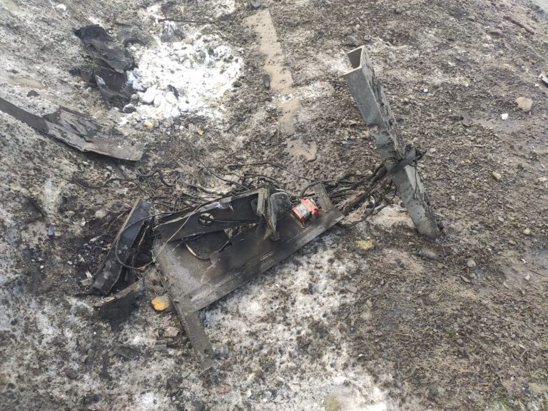 БпЛА влетел в важную дорогу на Харьковщине: яму уже залатали (фото)