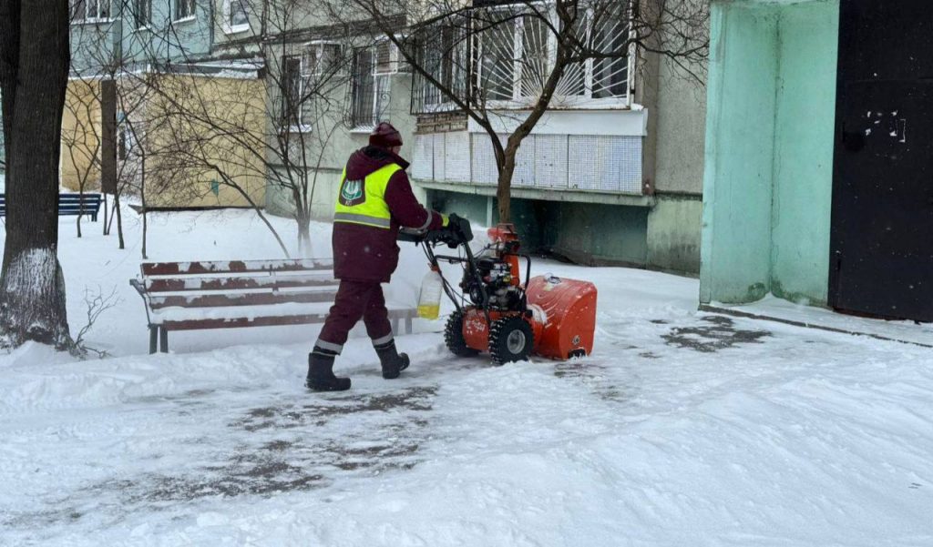 снег убирают в Харькове