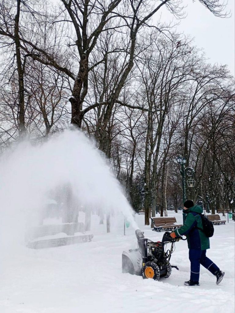 снег убирают в Харькове