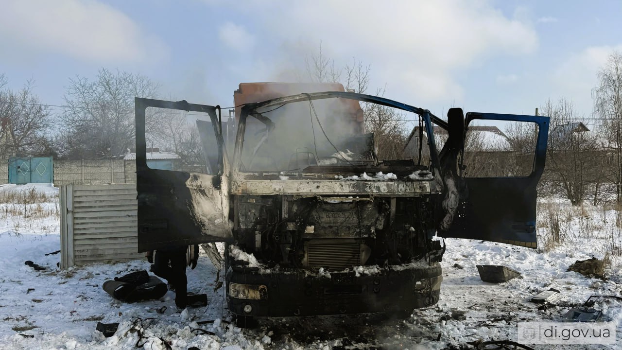 РФ атаковала мусоровоз на Харьковщине, коммунальщики успели спрятаться (фото)