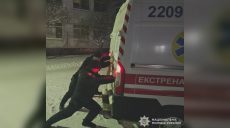 «Скорая» на Харьковщине застряла на скользкой дороге: помогли копы
