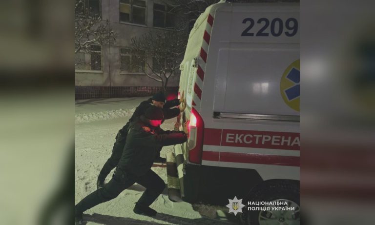 «Скорая» на Харьковщине застряла на скользкой дороге: помогли копы