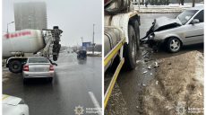 Бетономешалка и легковушка столкнулись в Харькове — трое пострадавших (фото)