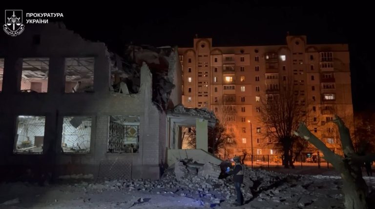 Вибухи в Харкові: після стрибків напруги зникло світло, частково стоїть метро