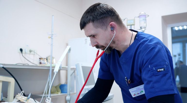 Стан важкий: понад три години оперували хлопчика, пораненого ворогом