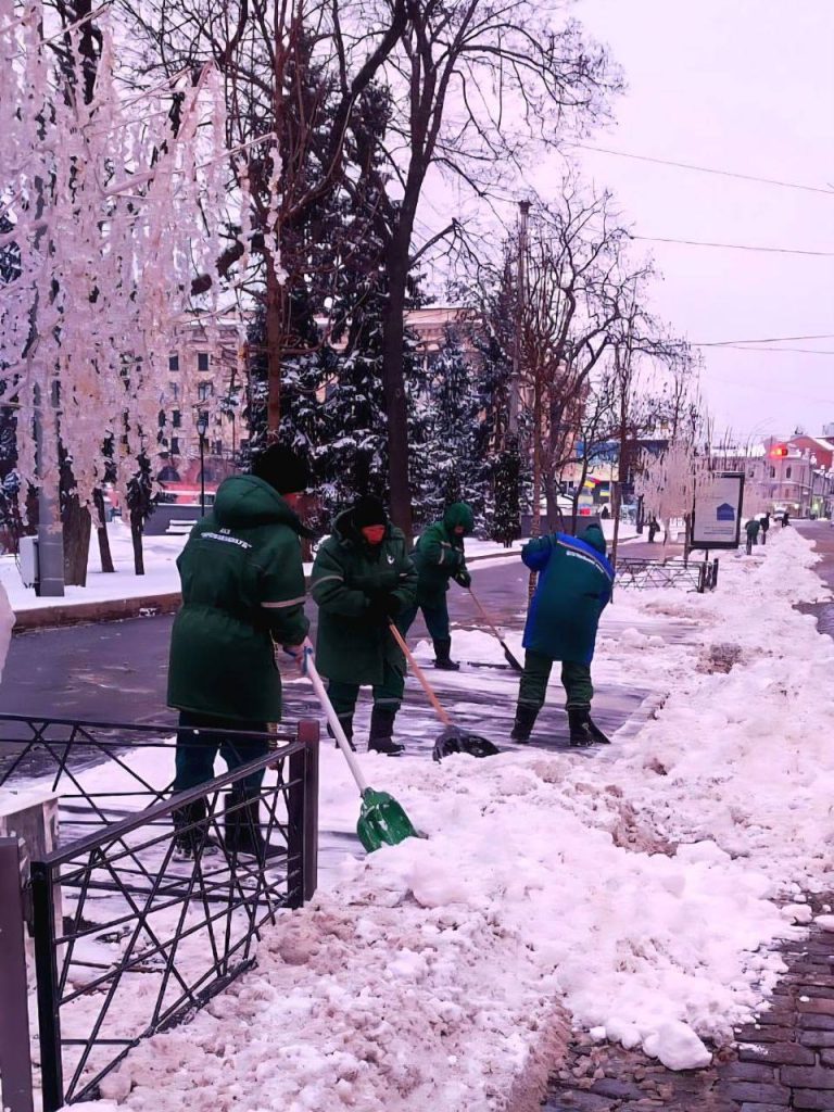 снег убирают в Харькове
