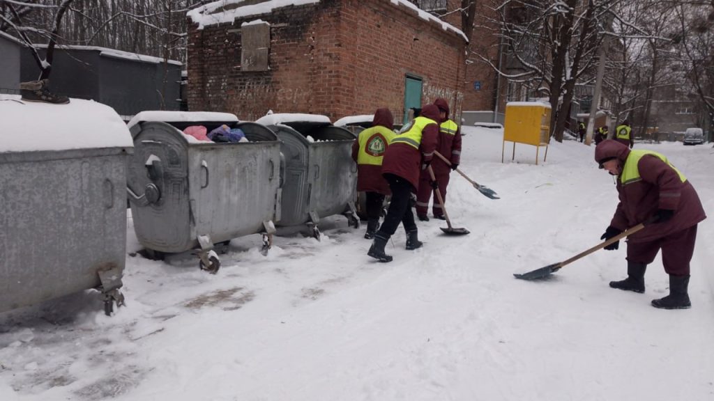 снег убирают в Харькове