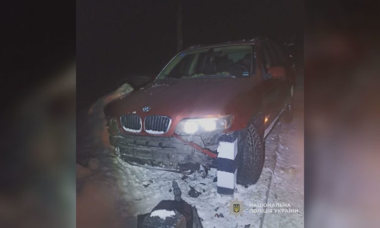 Вкрала авто і в’їхала у бетонні стовпи: підозру вручили дівчині в Чугуєві