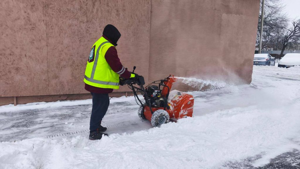 снег убирают в Харькове