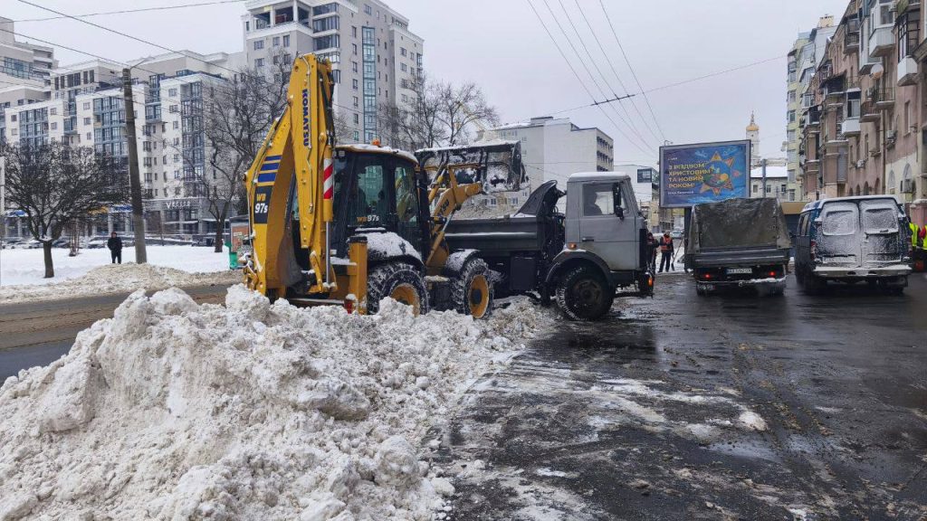 снег убирают в Харькове