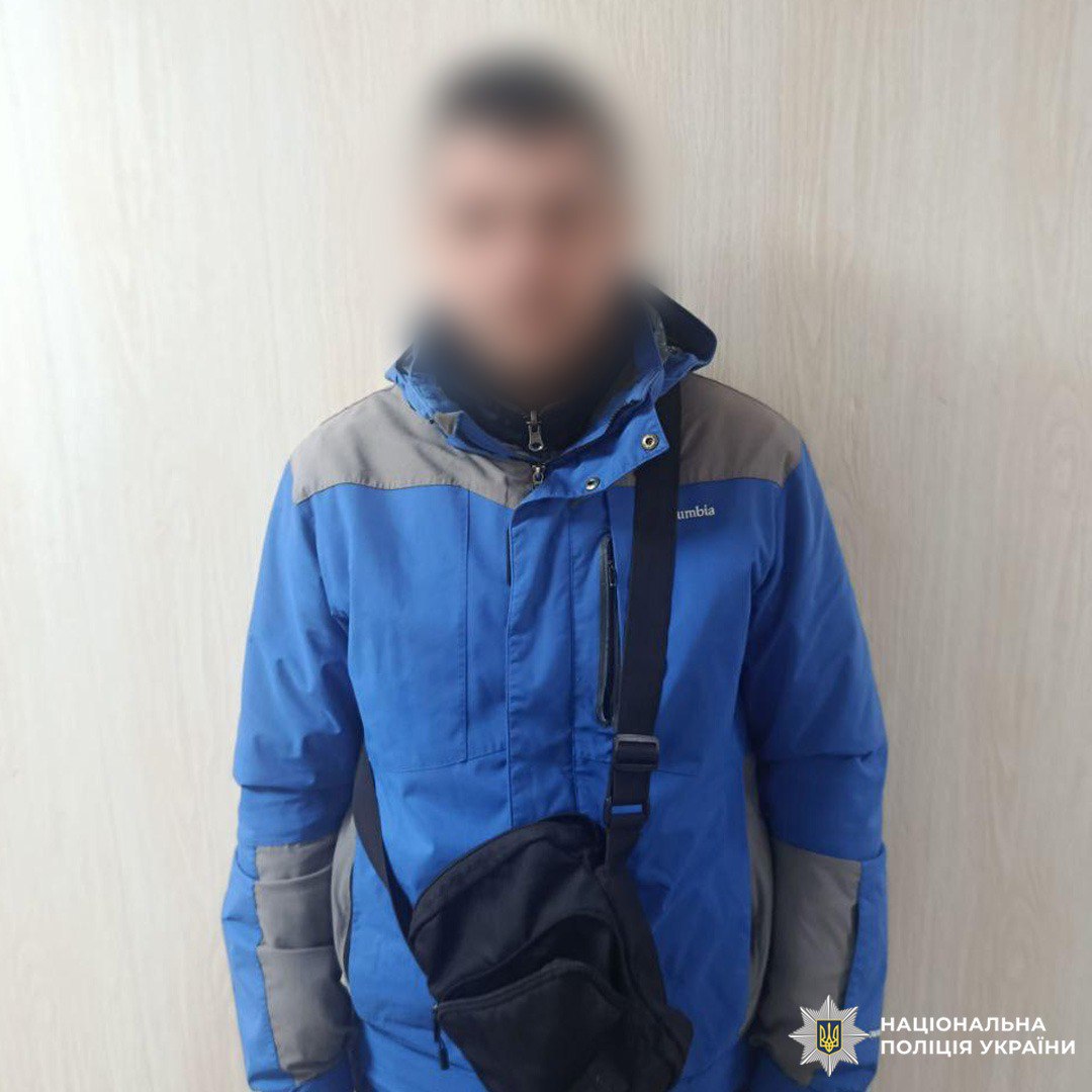 «Маску и перчатки купил в аптеке» – мужчина ограбил обменку в Харькове (видео)