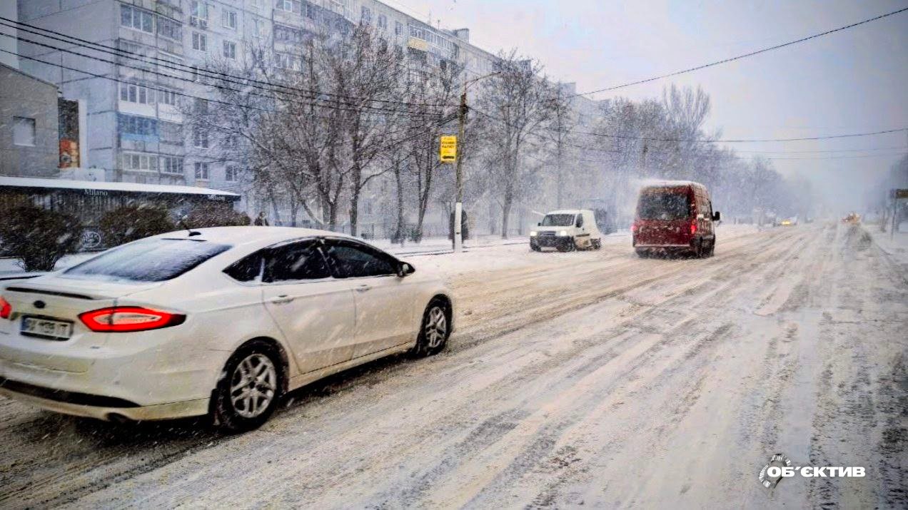 Великий сніг у Харкові й області: авто дістають із заметів, що на дорогах