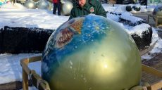 Новорічні прикраси прибирають у Центральному парку Харкова (фото)