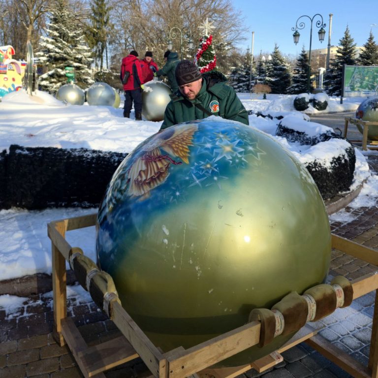 Новогодние украшения убирают в Центральном парке Харькова (фото)