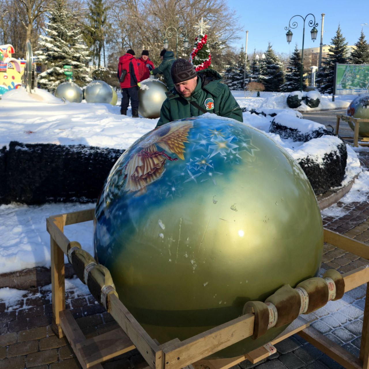 Новогодние украшения убирают в Центральном парке Харькова (фото)