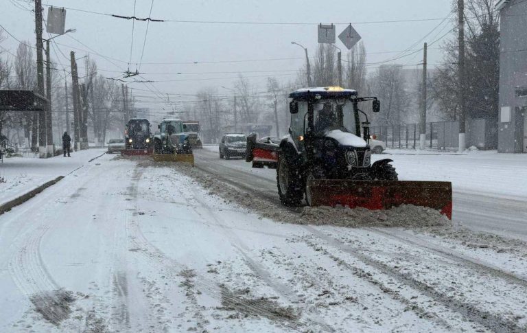 Трамваи, троллейбусы и автобусы в Харькове могут задерживаться из-за снегопада