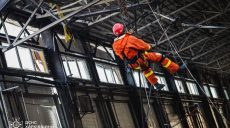 Удар по терминалу «Новой почты» под Харьковом — разбор завалов продолжается 📹