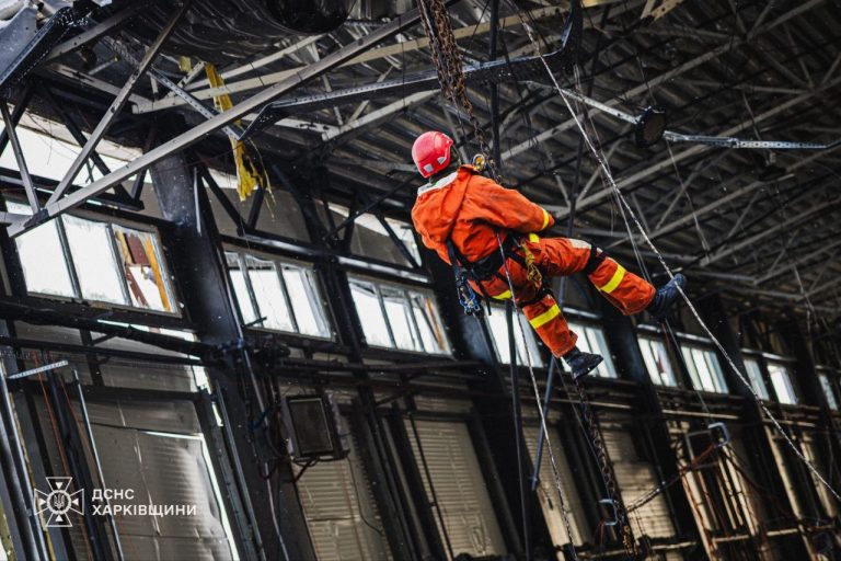 Удар по терминалу «Новой почты» под Харьковом — разбор завалов продолжается 📹