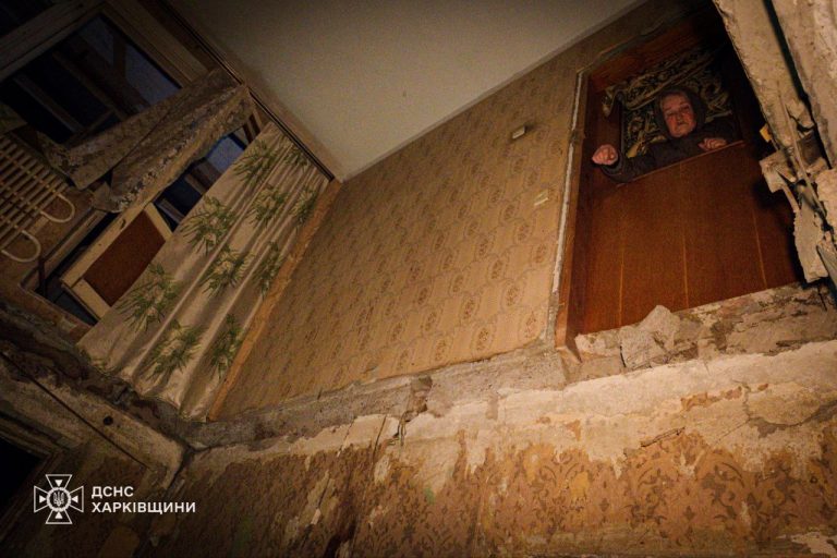 Вибух у багатоповерхівці в Харкові: завали розбирають 49 рятувальників (відео)