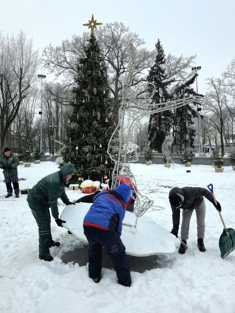 убирают новогодние декорации в Харькове