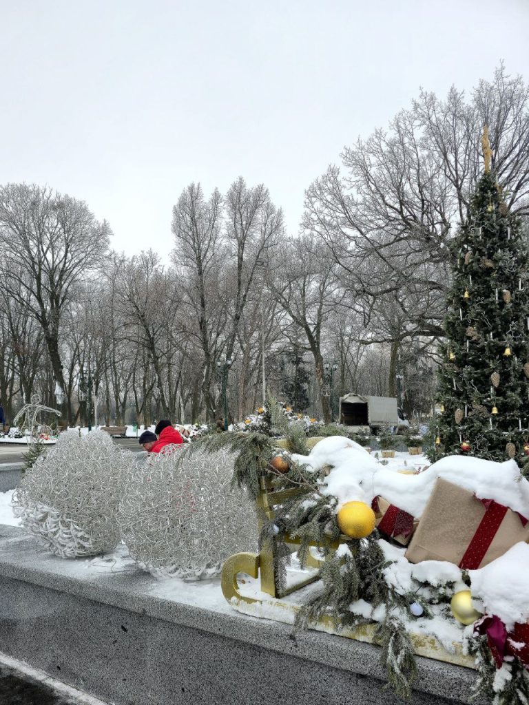 убирают новогодние декорации в Харькове