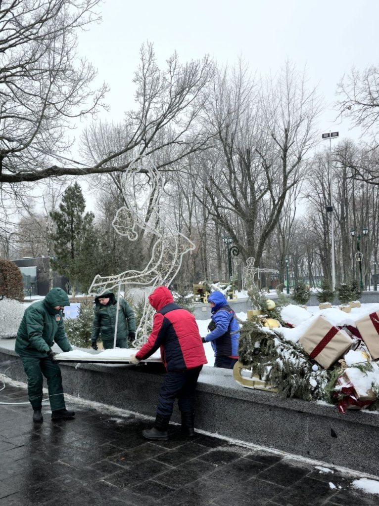 убирают новогодние декорации в Харькове