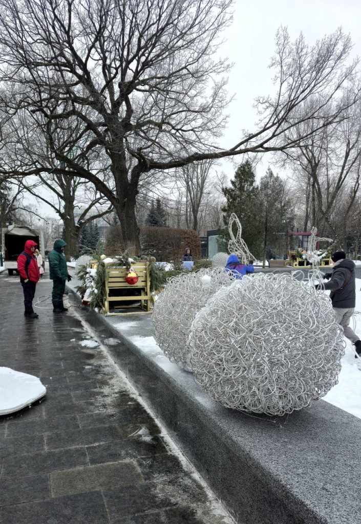 убирают новогодние декорации в Харькове