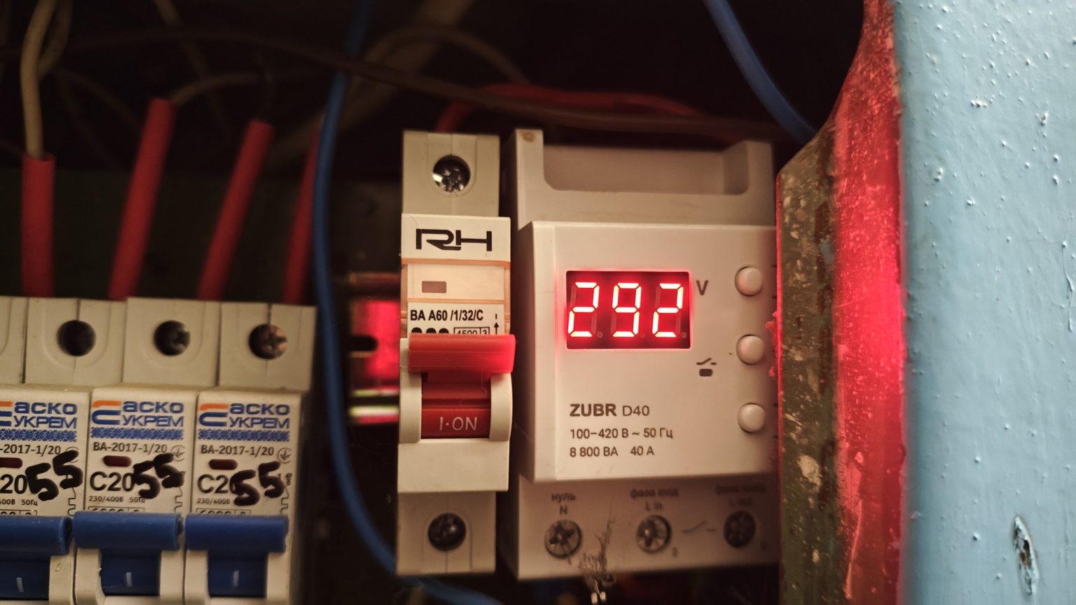 Вибухи в Харкові: після стрибків напруги зникло світло, частково стоїть метро