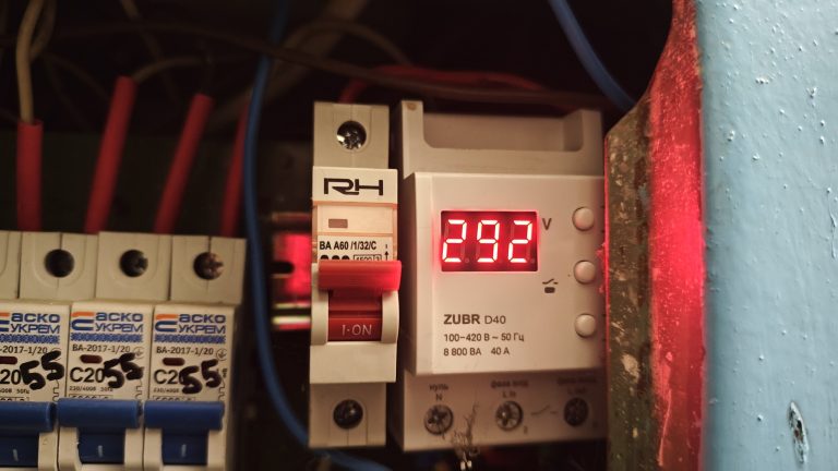 Вибухи в Харкові: після стрибків напруги зникло світло, частково стоїть метро