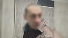 Выхватил смартфон и деньги: в Харькове на улице мужчина ограбил подростка