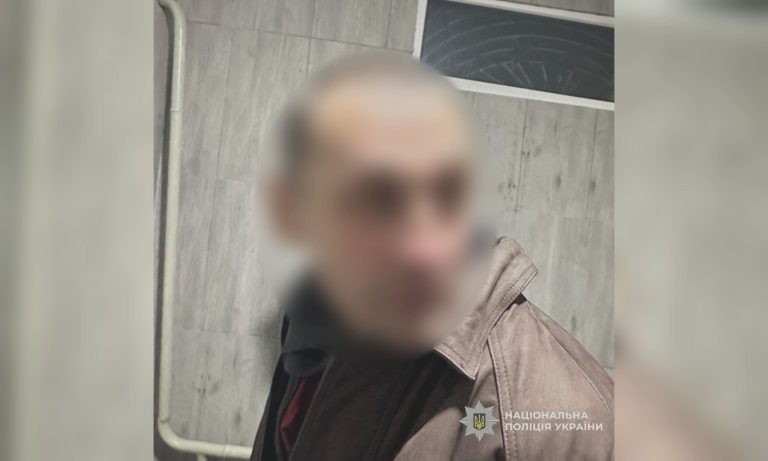 Выхватил смартфон и деньги: в Харькове на улице мужчина ограбил подростка